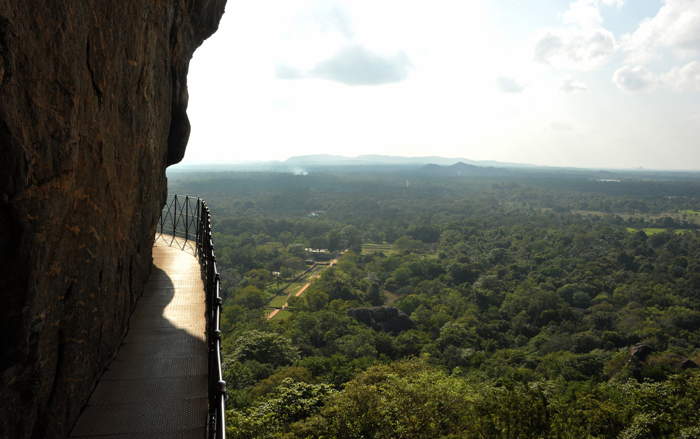 Sigiriya [28 mm, 1/400 sec at f / 22, ISO 1600]